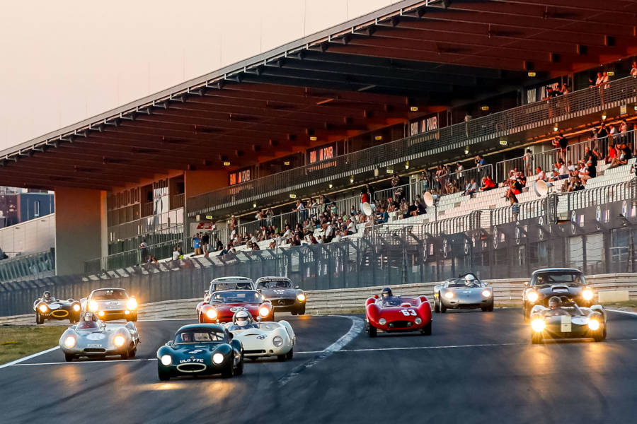 Start frei für die legendären GTs und Rennsportwagen, die in den 50ern und 60ern bei Klassikern wie den 1000km oder auch in Le Mans fuhren. Vom 11. bis 13. August sind die bildschönen Renner auf dem Nürburgring zu bestaunen. Foto: GruppeC / OGP